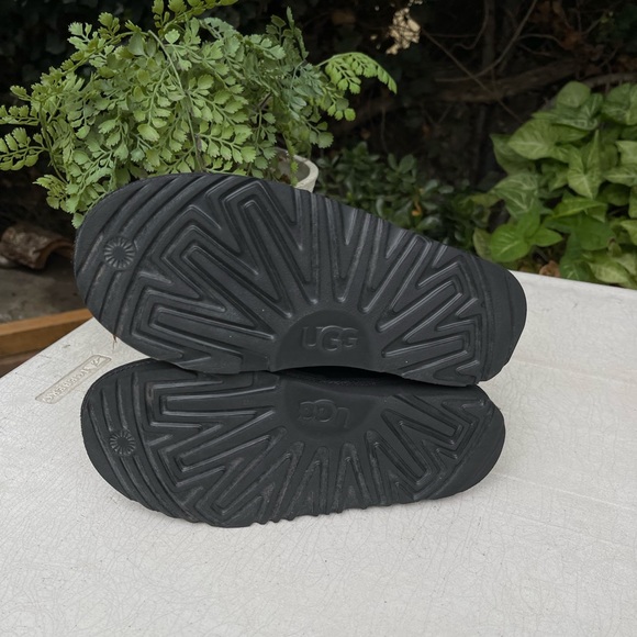 UGG classic Short Youth size 4 fits women size 6 - Picture 5 of 7